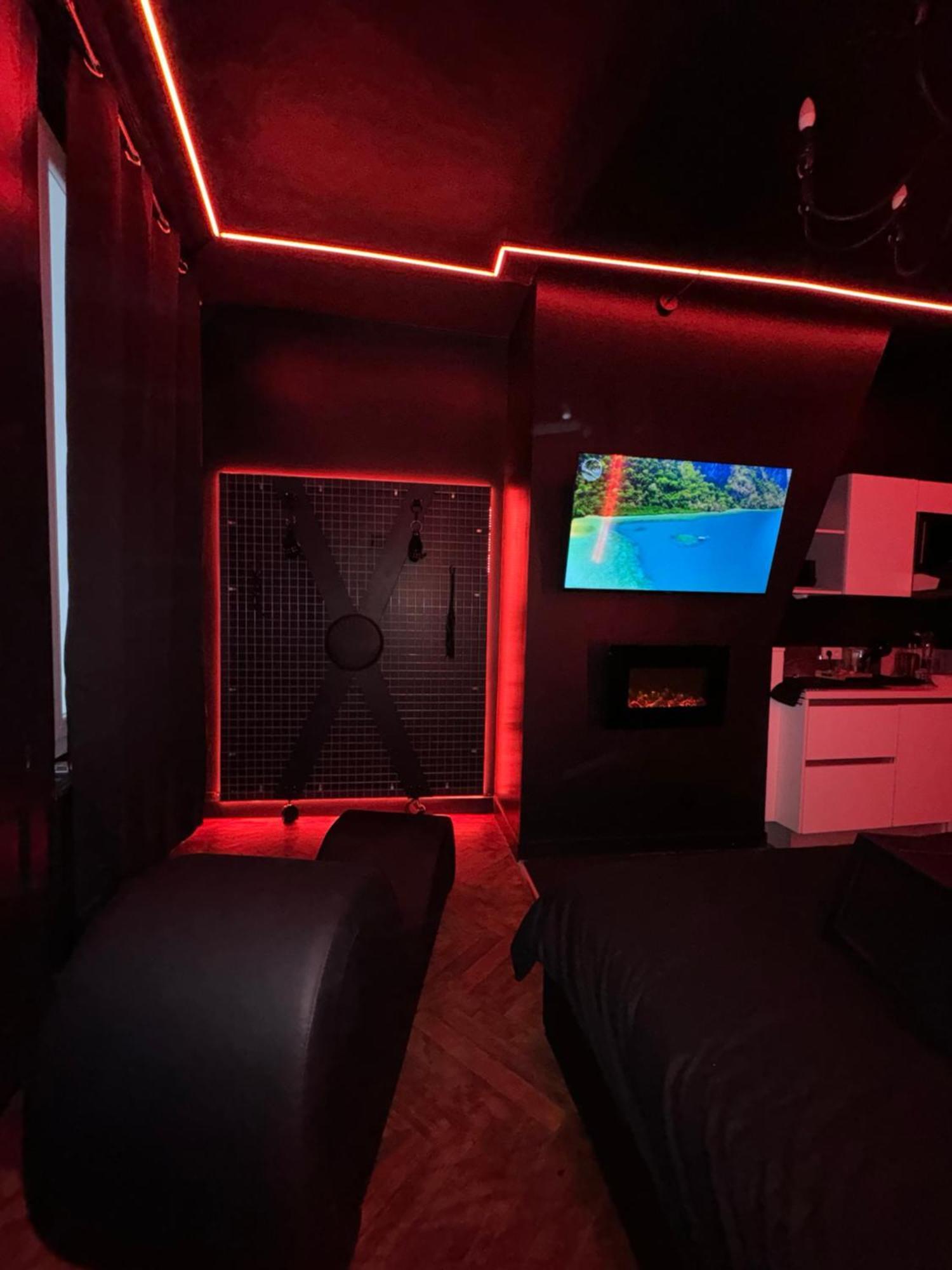 Appartement Room, L'interdit
