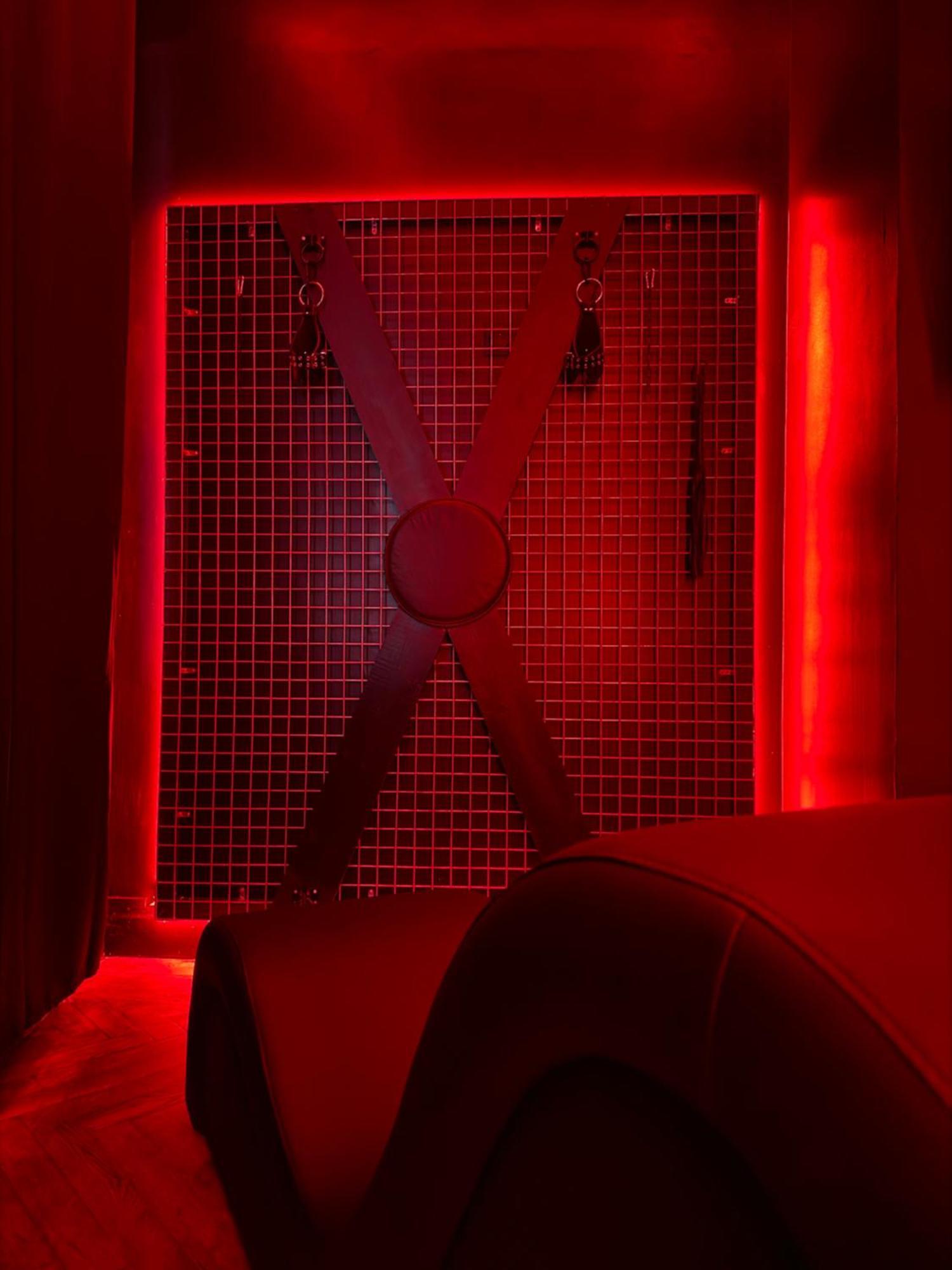 Apartment Room, L'interdit