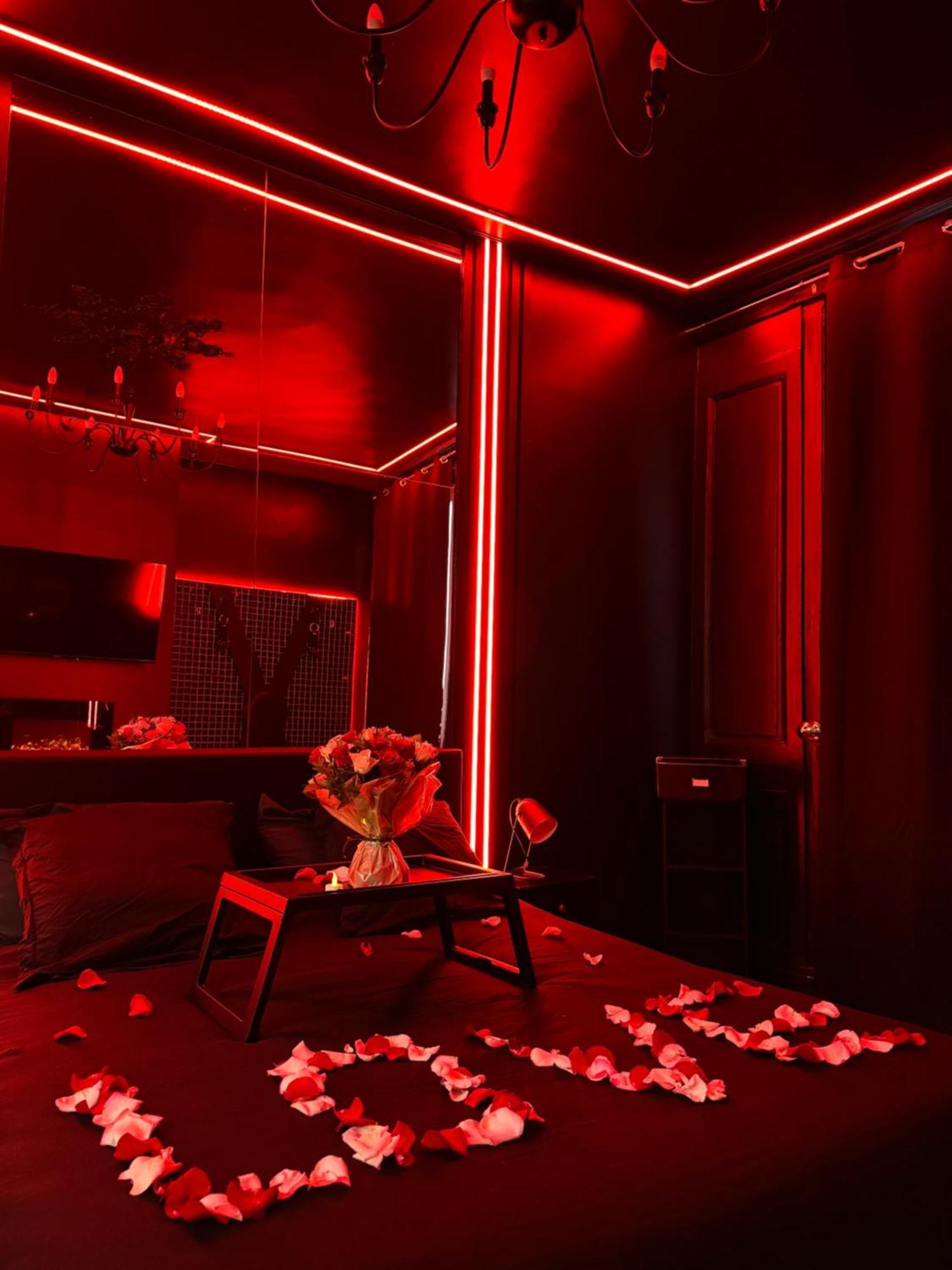 Apartment Room, L'interdit