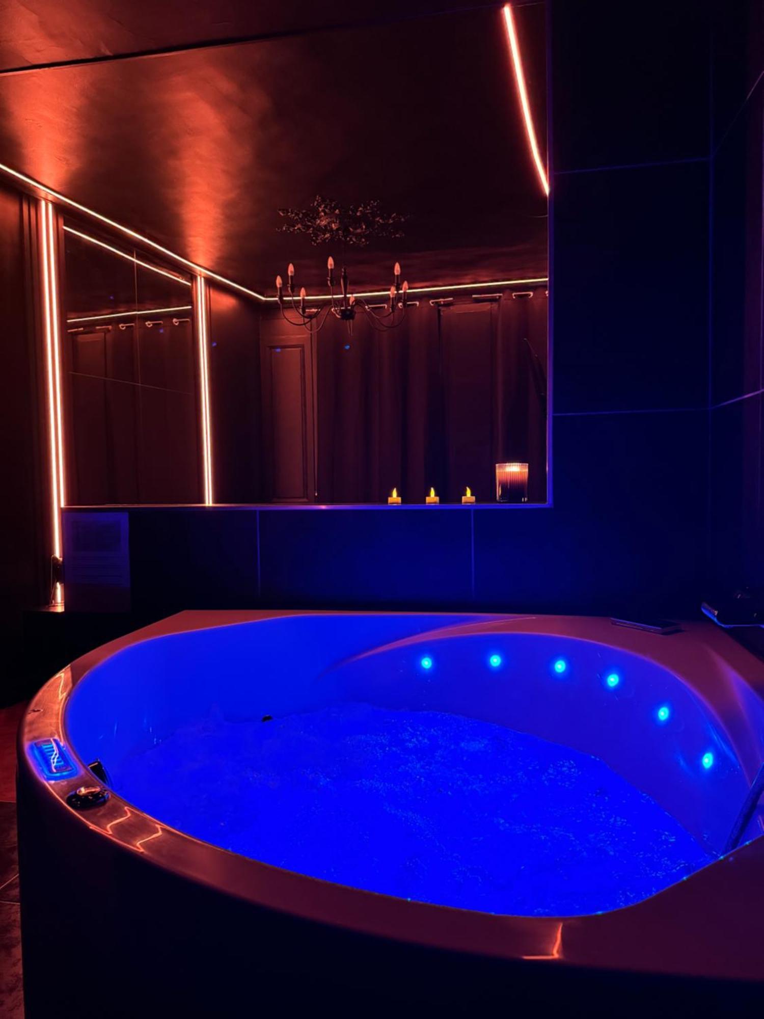 Room, L'interdit Apartment